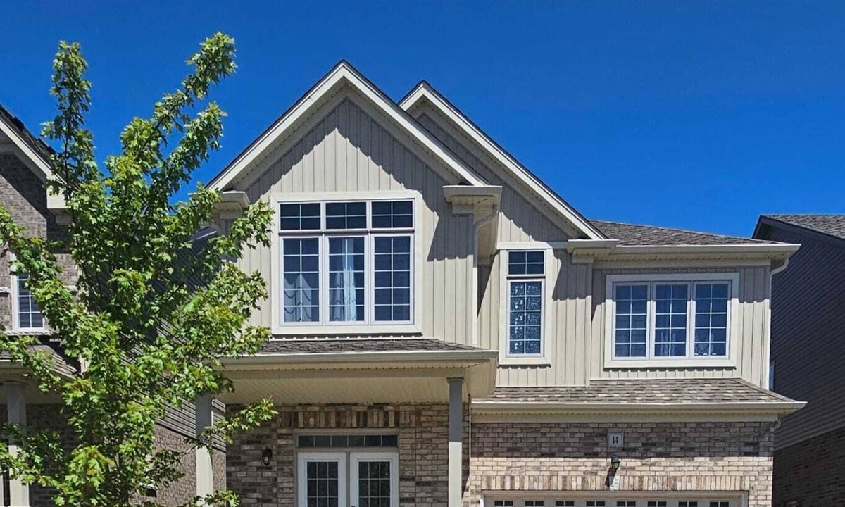 Ayr House | Spacious 5-Bdrm home. Main Floor Bedroom sleeps 12. Close to Paris & KWC