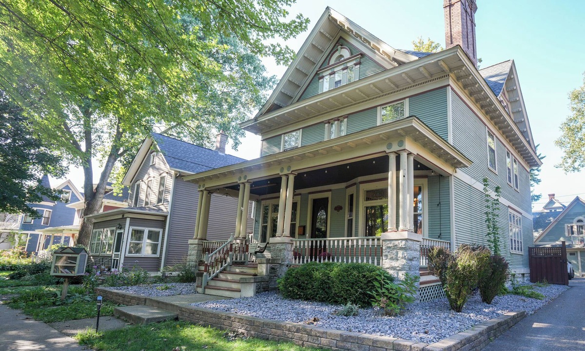 Summit - University House | Spacious 5-bedroom Historic Townhome in Brilliant Saint Paul