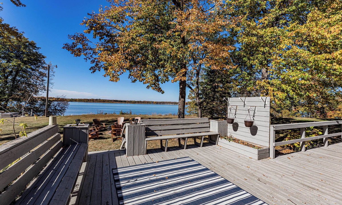 Battle Lake House | Spacious 5-bedroom house on Deer Lake, with Amazing Sunsets and View of the Lake