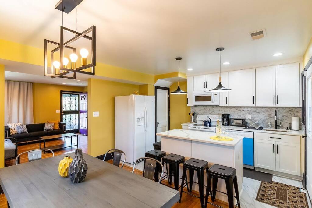 Fairlawn House | Spacious Charming DC Row House plus Free Parking-Sleeps 17 guests