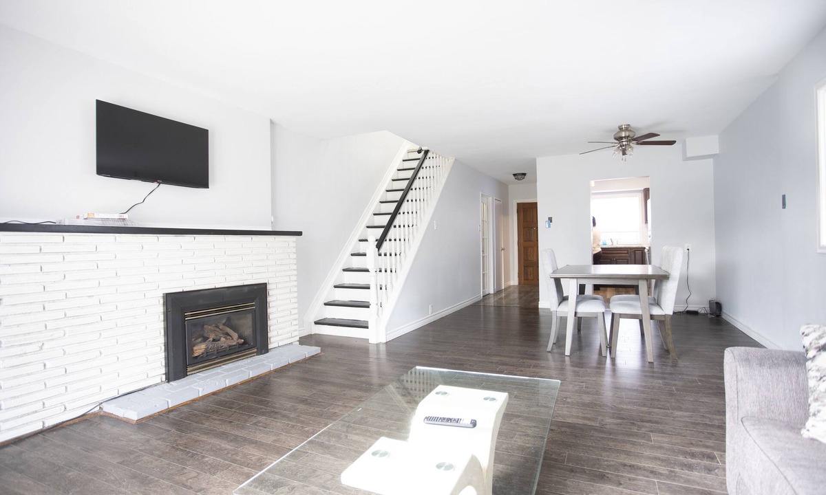 London House | Spacious Family Sized Townhouse with Fireplace, Patio , Parking