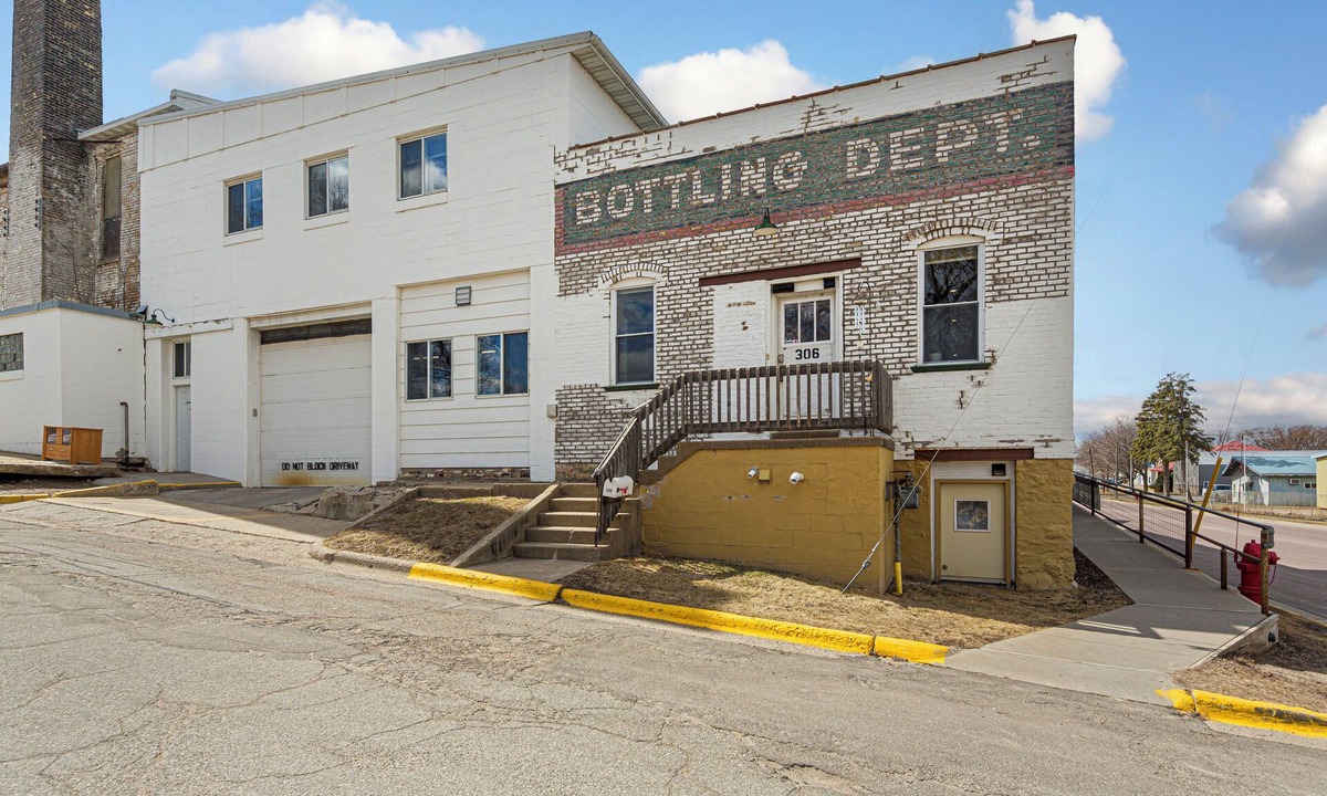 Montgomery Apartment | Spacious Historic Bottling Department Loft with Taproom Perks