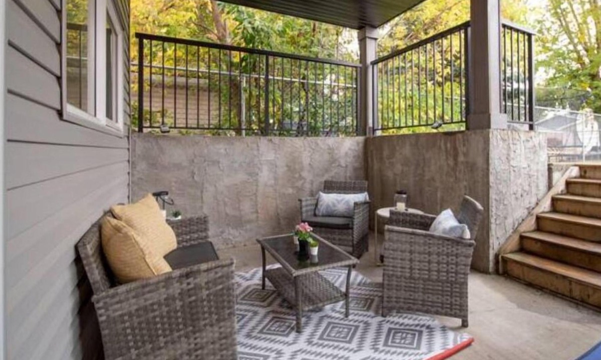 Jasper Place House | Spacious Modern Suite - King Bed - Central - WiFi!