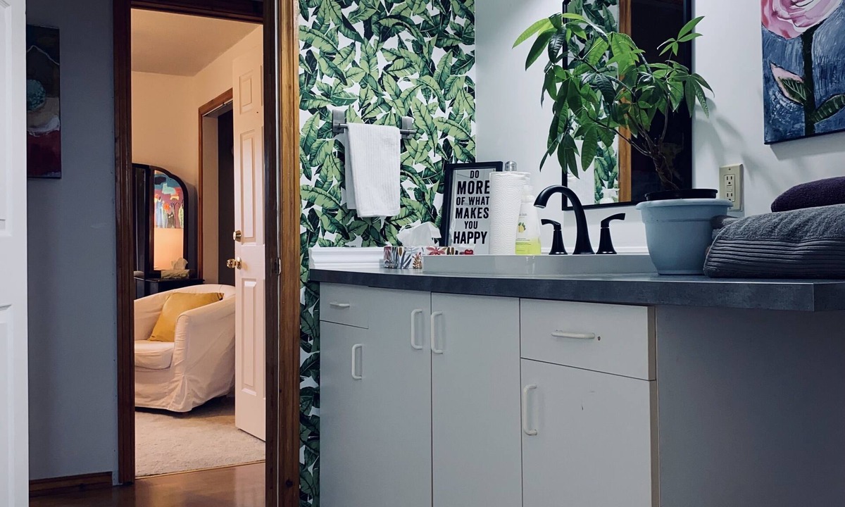 North Algona Wilberforce Apartment | Spacious “Montreal Style” Apartment. Sleeps 5.