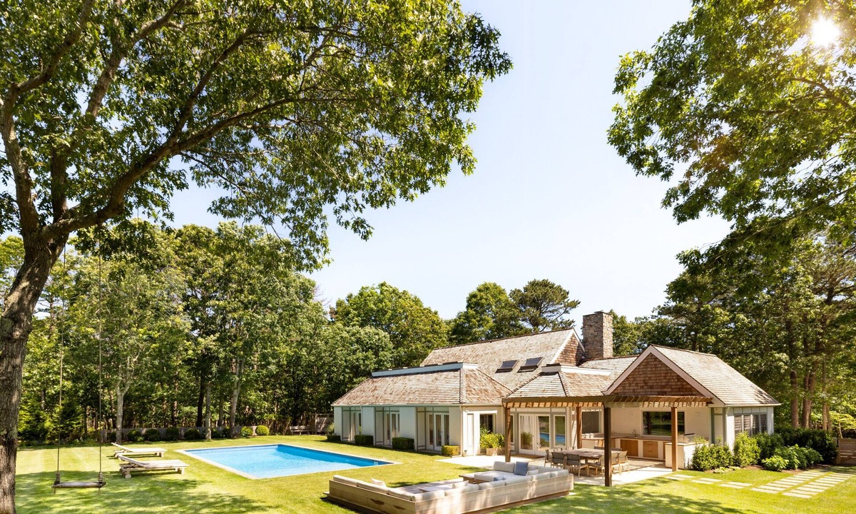 East Hampton House | Spacious Open Floor Plan on 1.5 Acres