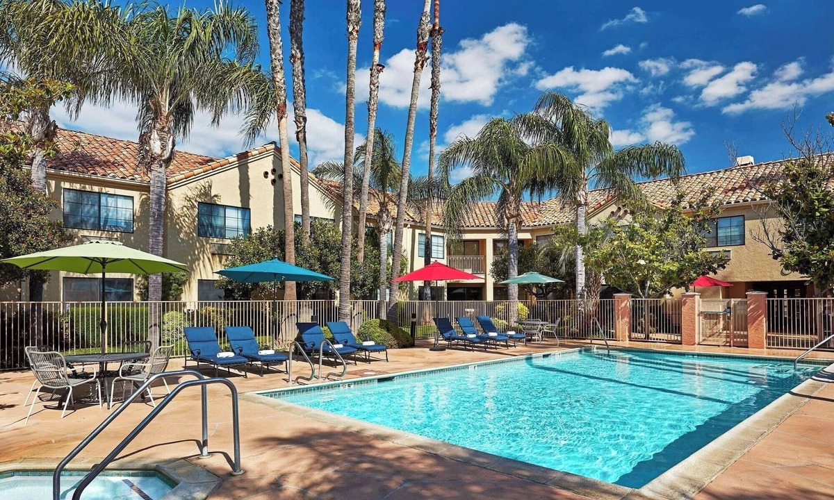 Valencia Hotel | Spacious Open-Plan King Premier | Poolside Access | 0.1 Mi to Magic Mountain