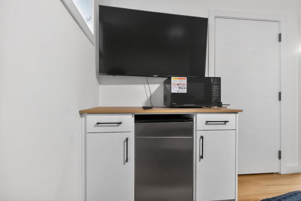 Southwest Edmonton Apartment | Spacious Studio Suite in Edmonton, Canada
