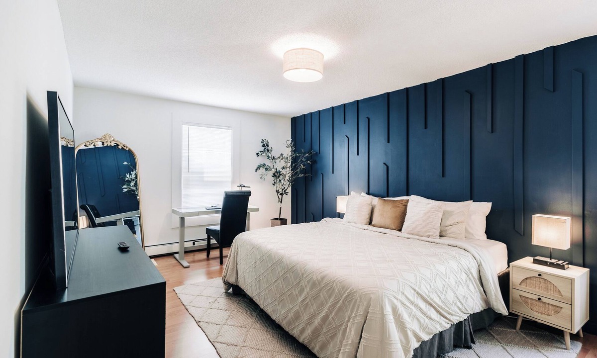 Summit - University House | Spacious & stylishly decorated in the heart of St Paul by Summit/Hamline