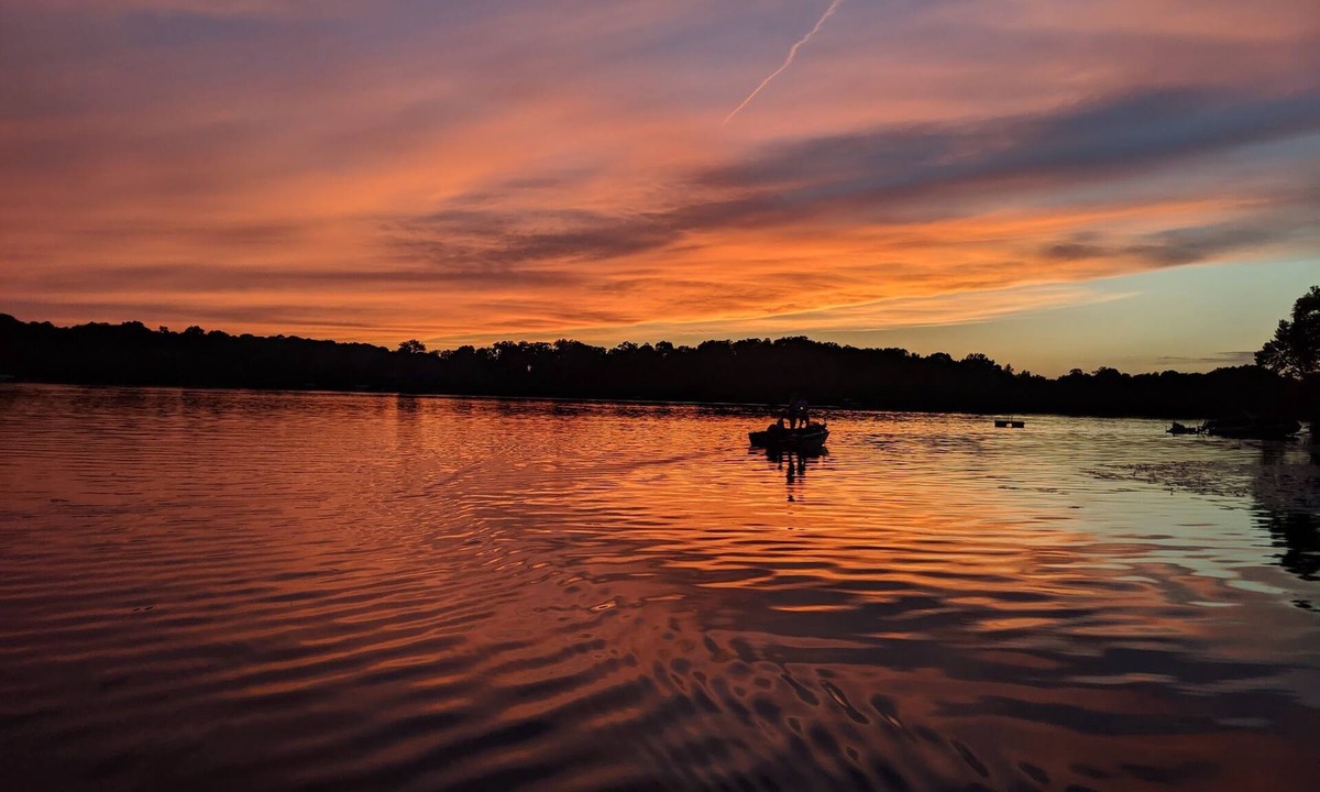South Haven House | Spectacular Sunsets on Premier Lake Sylvia