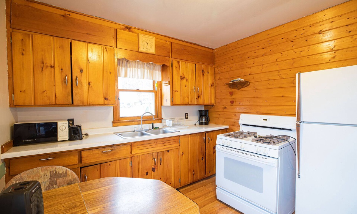 Walker Cabin | Steamboat Bay Resort Cabin 3 - small family cabin