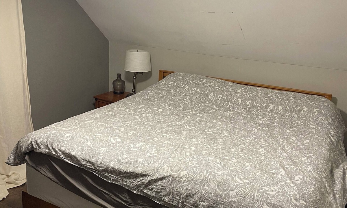 Sunnyside House | Steps from KGH, Queen's U and the Pier!