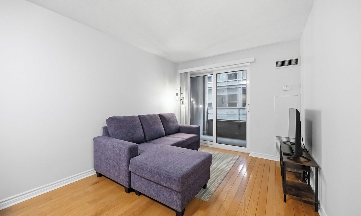 Toronto Entertainment District Hotel | Steps to everywhere! Convenience at its finest!