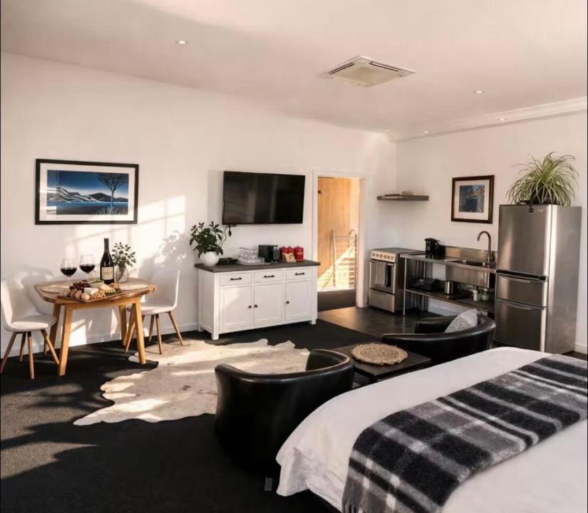 Albert Town Apartment | Studio 5- Stylish Stay with Mountain Vista