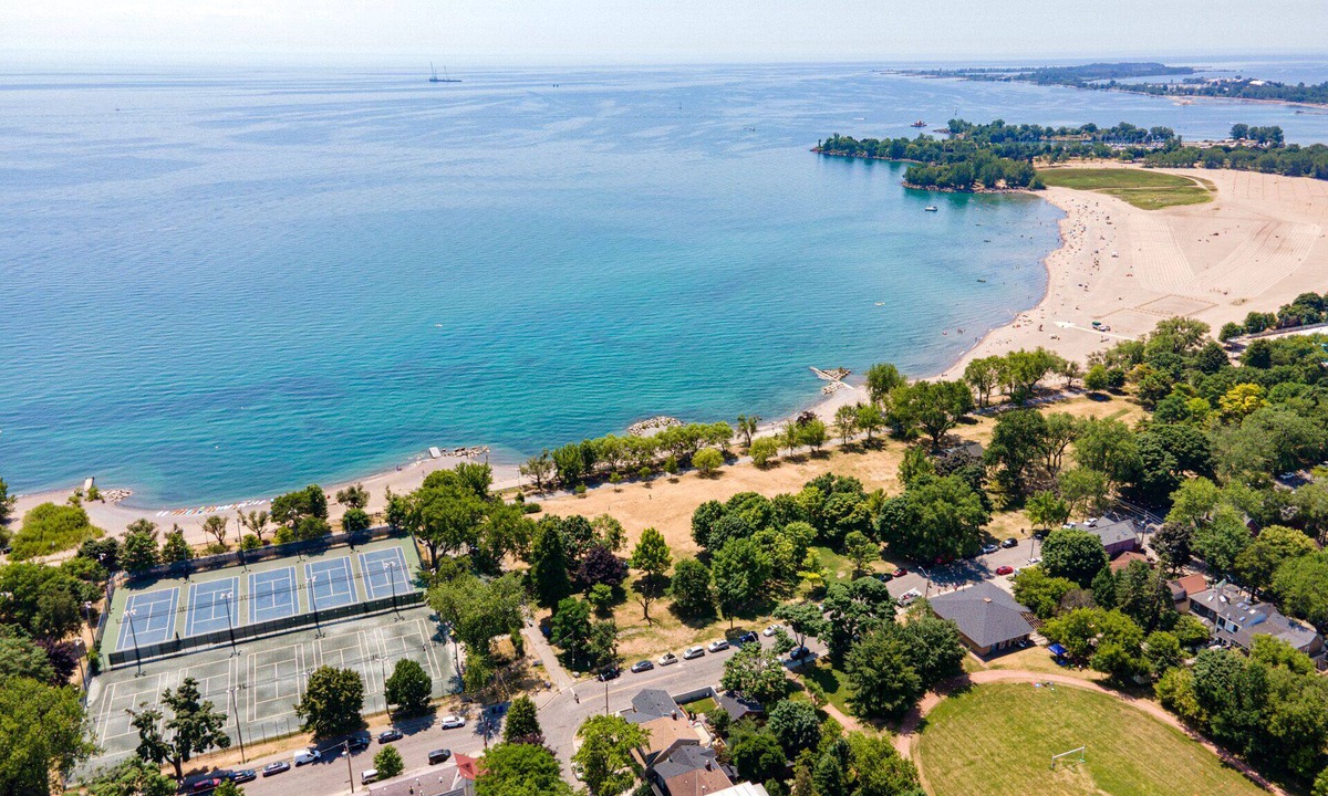 The Beaches House | Stunning 3brm Apartment in the trendy. Beaches Area of Toronto
