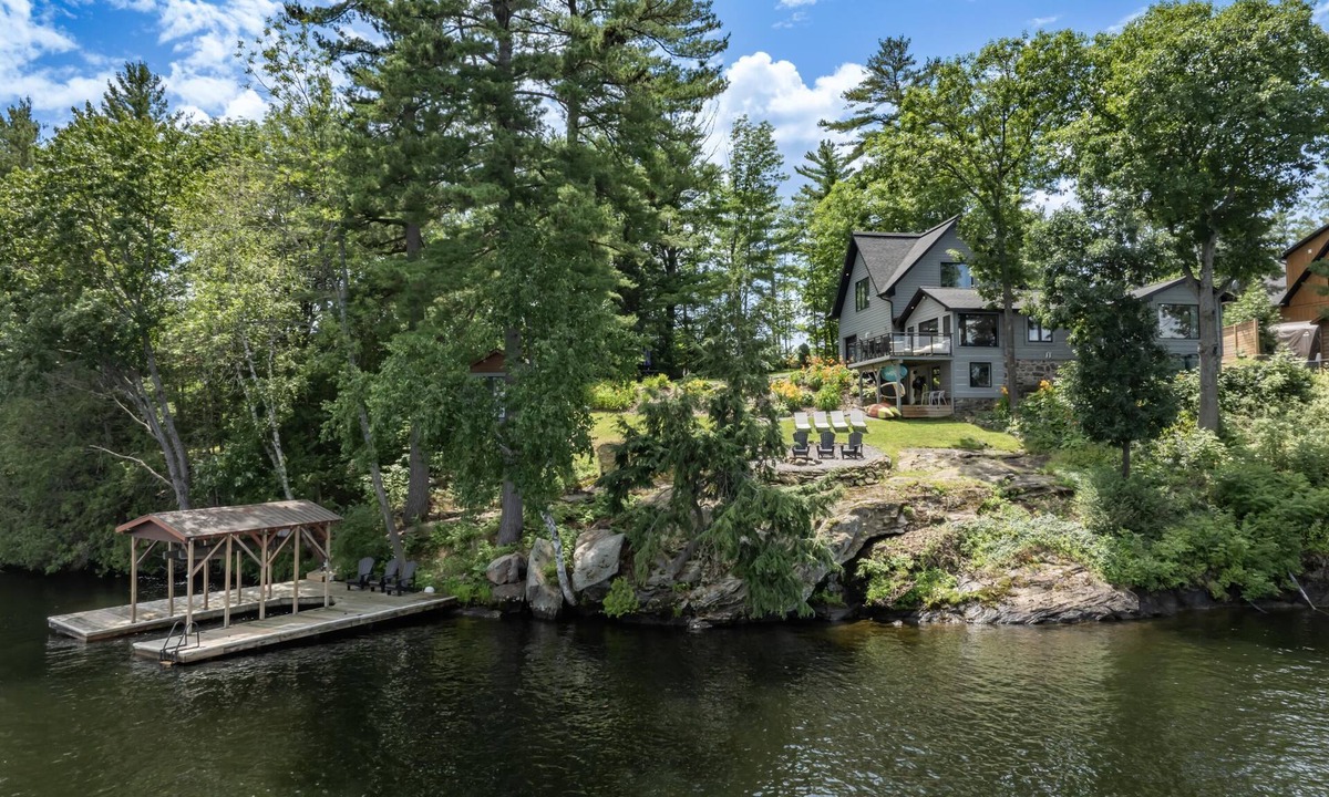 Gravenhurst Cottage | Stunning 5 + Bed, 3 Bath Cottage on the South End of Lake Muskoka! All Day Sun!