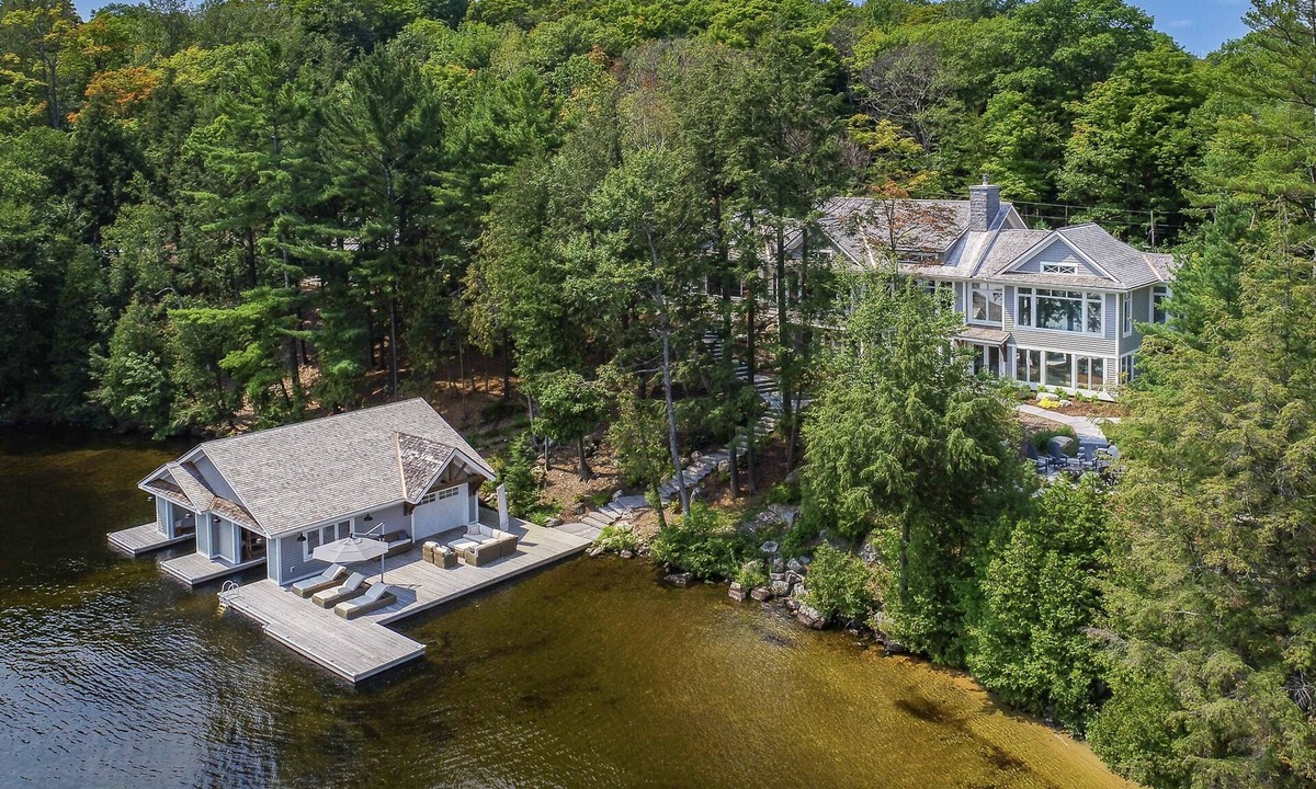 Rosseau Cottage | Stunning 5bed 6bath Family Compound on Lake Rosseau! Sports Court! Sauna! Gym!