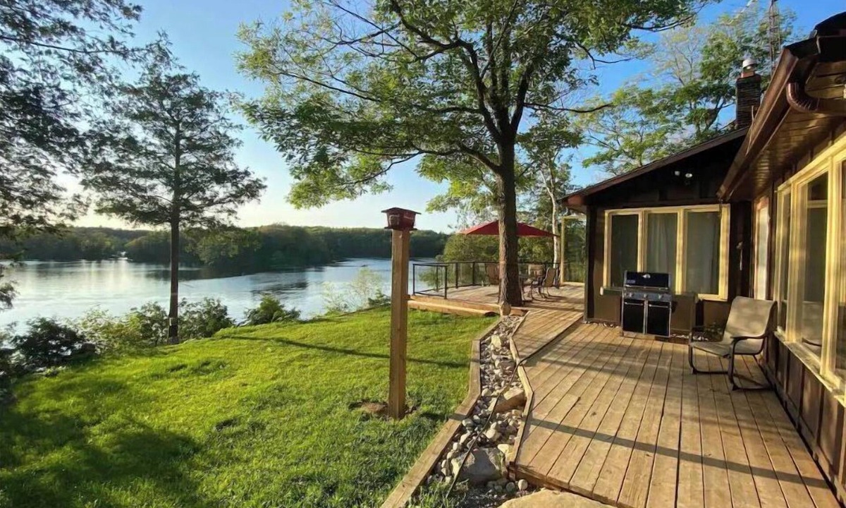 Frontenac Cottage | Stunning cliffside cottage in South Frontenac near Kingston,lakefront.