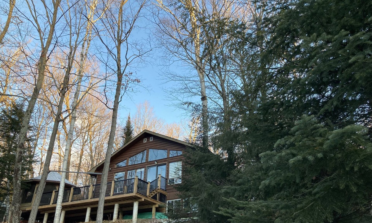 Harcourt Cottage | Stunning Fall Colours, Lake and Forest view, hiking.