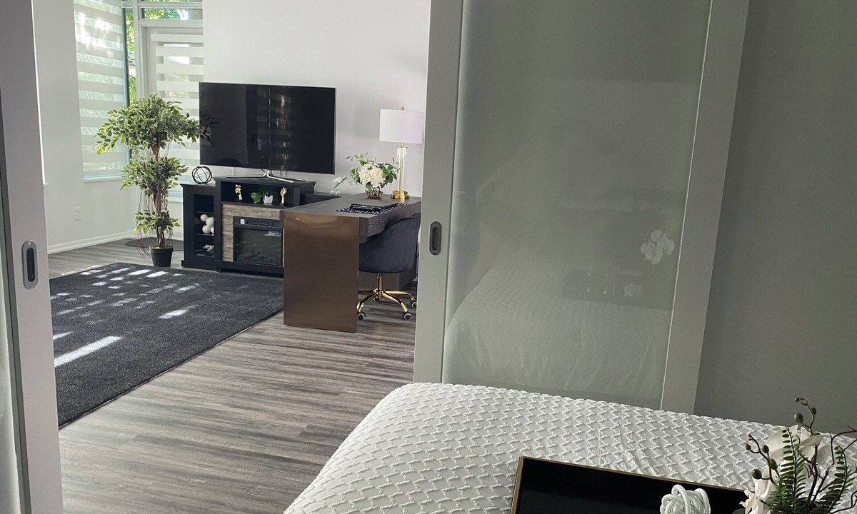 Fort York Condo | Stylish 3-bed Toronto Waterfront Suite. 15 minutes from Union Station