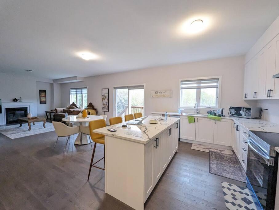 Simcoe Apartment | Stylish 5-Bedroom Retreat