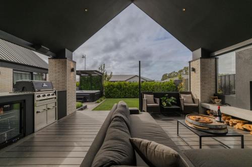 Prebbleton House | Stylish Home w- Private Spa Indoor & Outdoor Fire