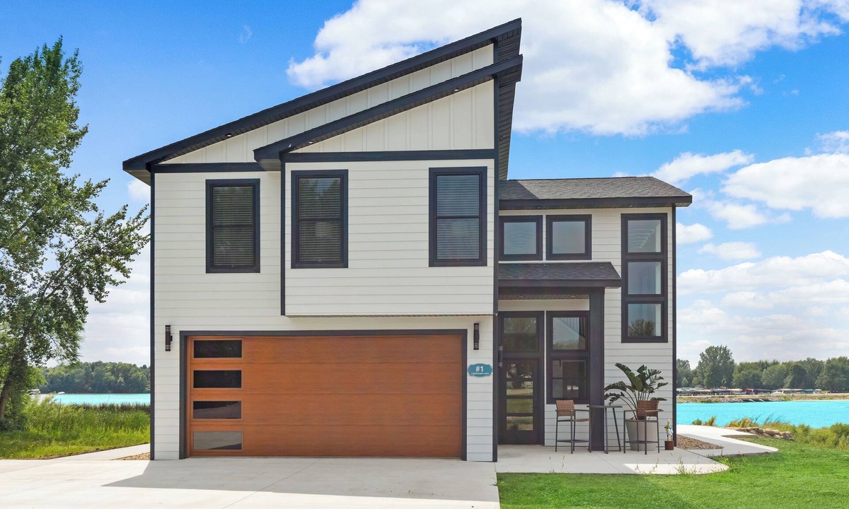 The Lakes House | Stylish Lake Shetek Escape with Marina Views close to Pelican Cove & Key Largo