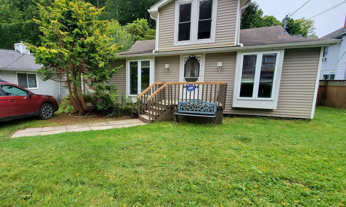 Port Stanley Cottage | Sun Valley Beach Fenced YARD Home by Lake Erie. Pets ok Wifi, Fireplace,BBQ, A/C