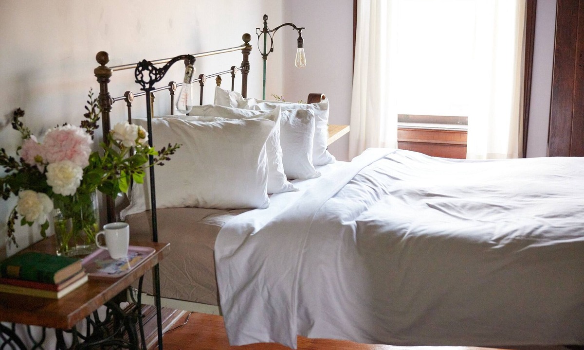 Hudson Apartment | Sunny, Spacious & Central: Top Hat