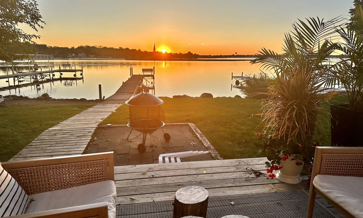 Forest Lake Cottage | Sunset Circle West facing waterfront Cottage