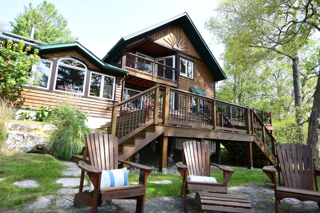 Frontenac House | Sunset Cove Waterfront nature retreat with bunkie