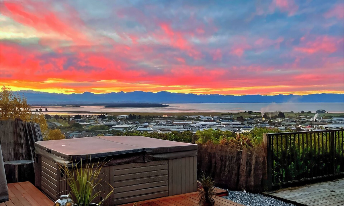 Nelson House | Sunset Heights - Nelson Holiday Home