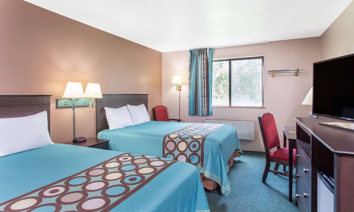 Austin Hotel | Super 8 by Wyndham Austin MN