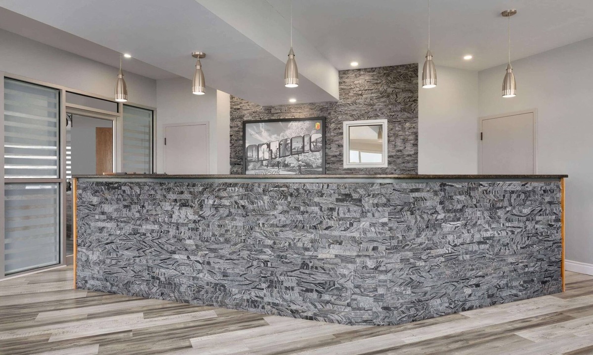Windsor Hotel | Super 8 by Wyndham Windsor/Dougall