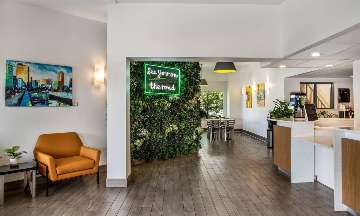 Winnipeg Hotel | Super 8 by Wyndham Winnipeg West