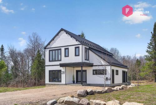 Saint-Basile House | Tee Time - Chalet 2 unités, Salle de jeux, Golf, Piscines, 10 pers - Resort près de Québec