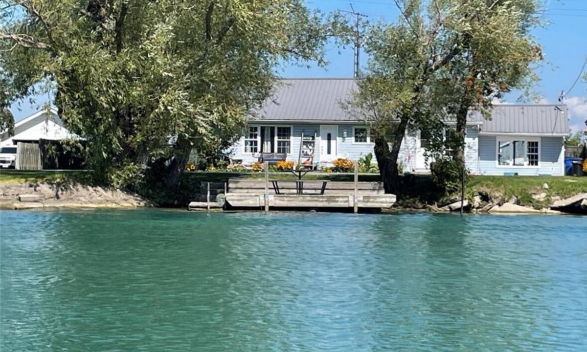Mooretown House | The Bluewater House
