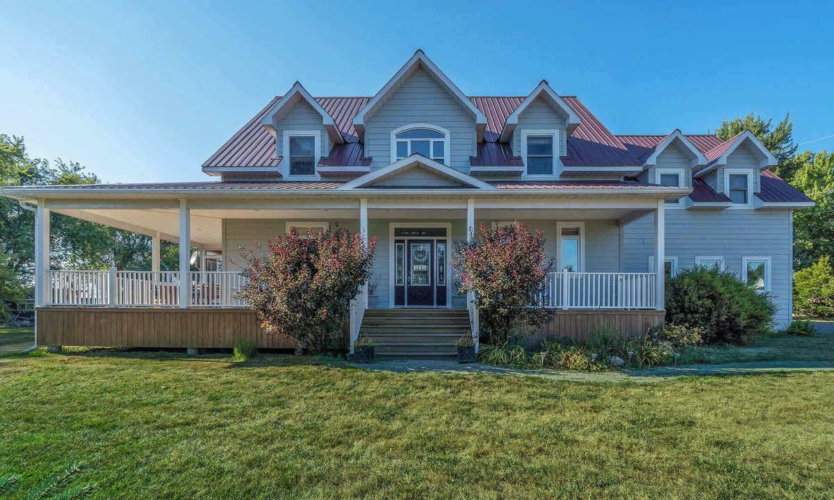 Milford House | The County Lakehouse - Waterfront w Hot Tub
