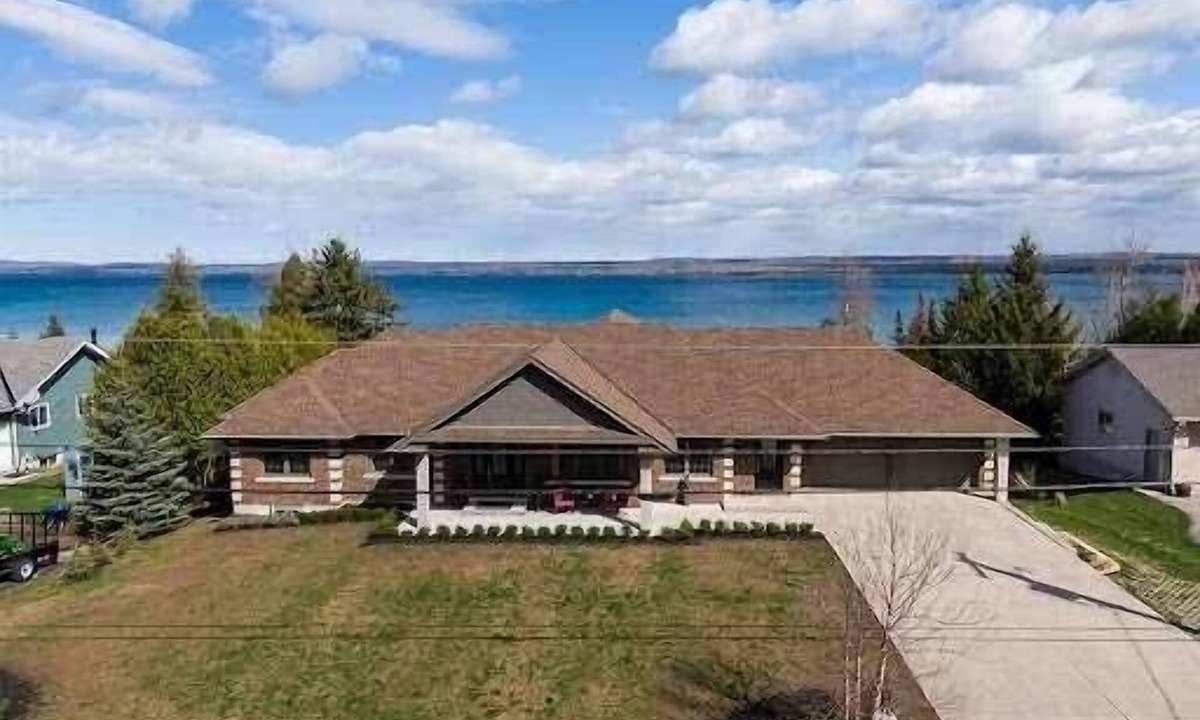 Georgian Bluffs House | The Lake House