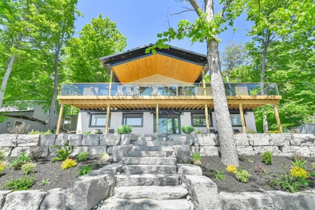 Centre Hastings Villa | The North Shore - Waterfront Cottage