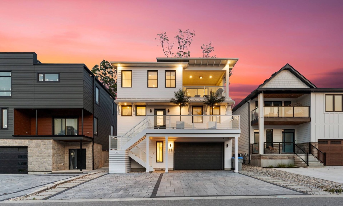 Grand Bend Cottage | The Palms Beach House! 7 BDRM 5 BA