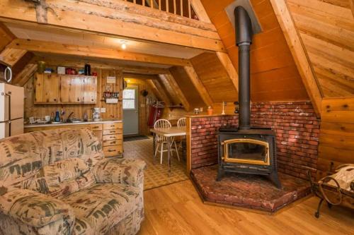 Division No. 11 House | The Papa Bear Cabin - Bear Creek Cabins