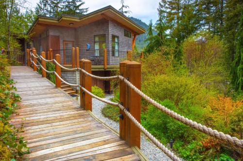 Madeira Park House | The Perch at Moon Dance