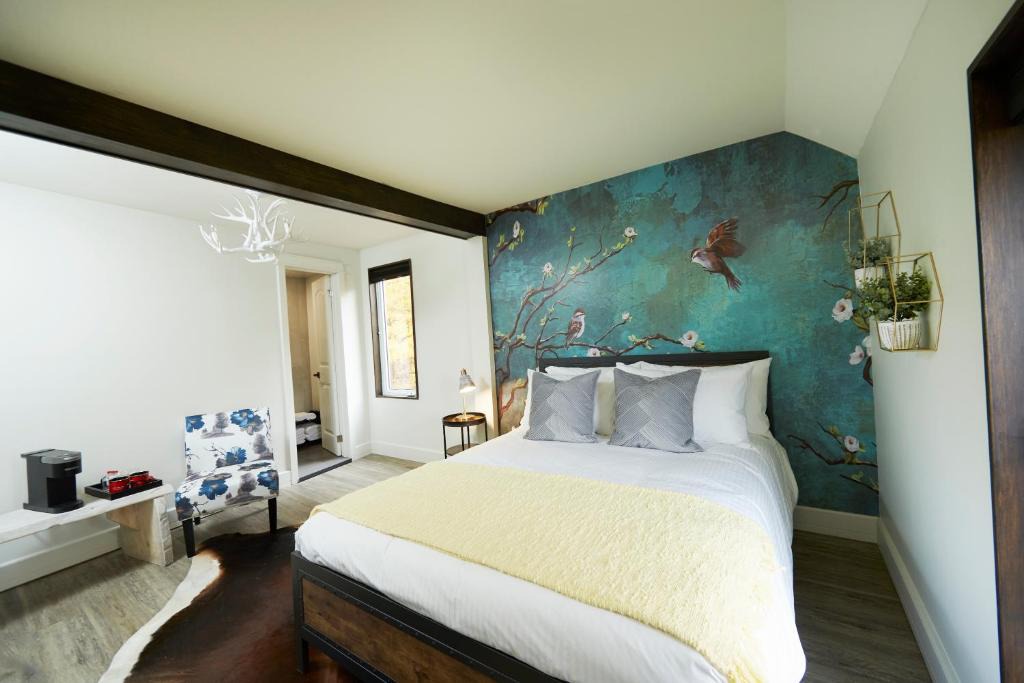 Minden Hills Hotel | The Rockcliffe Moore Falls (South Bird Suite)