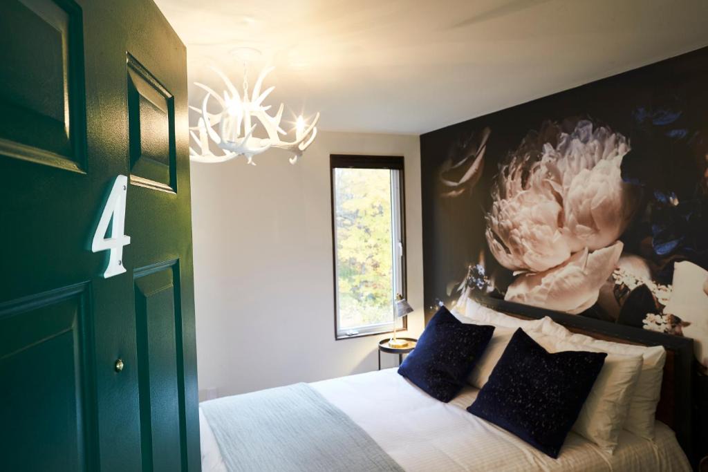 Minden Hills Hotel | The Rockcliffe Moore Falls (East Rose Suite)