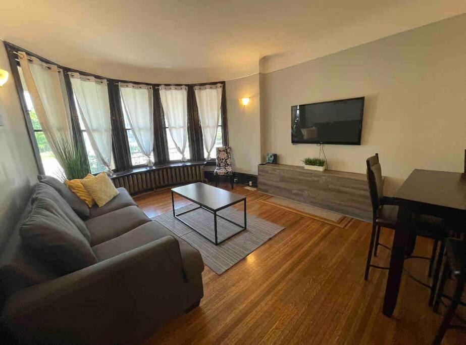 York - Haig Apartment | The Wanderlust 2 BEDS 1 BATH