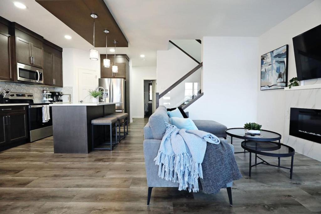 Southwest Edmonton House | Three King Beds Central AC Fireplace Park Disney