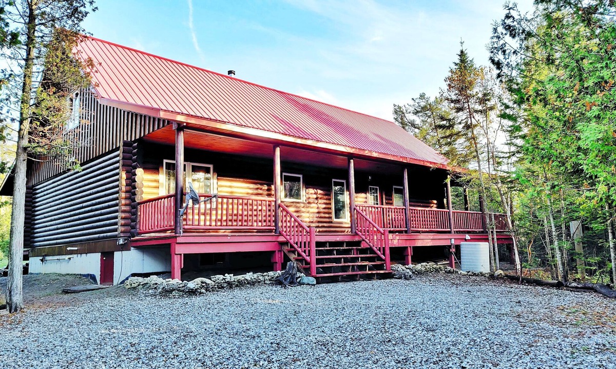 Northern Bruce Peninsula Cottage | Tobermory Peaceful Private Entire Log Cottage Spacious Fully Equipped