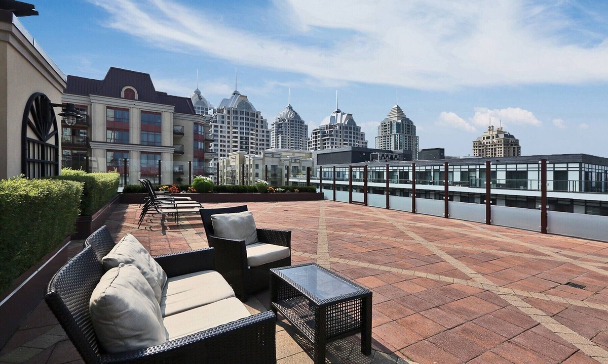 Bayview Village Condo | Toronto Furnished Condo - Modern 1 Bed, 1 Bath Corner Suite. 6 month+ Stays