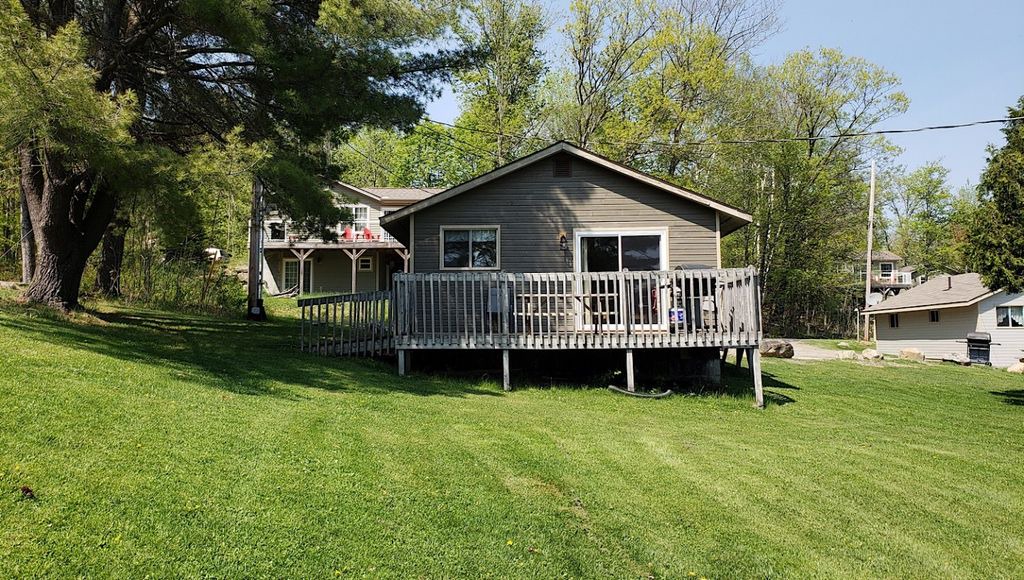 Lake of Bays Cabin | Traditional 2 Bedroom Cottage