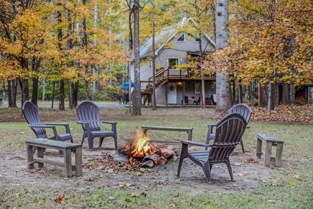 Great Cacapon Ski Chalet | Trails End River Retreat - Riverside